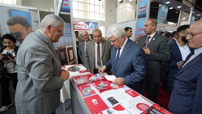 وزير التعليم العالى يتفقد جناح الجامعة المصرية اليابانية للعلوم والتكنولوجيا بمعرض اخبار اليوم التعليمى 