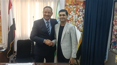 مدير تعليم الجيزة يهنئ طالب الدمج الحاصل على ٨٥٪ فى الثانوية العامة بالشعبة الأدبية 