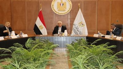 تكليفات جديدة من وزير التعليم العالي خلال اجتماعه مع رؤساء المراكز والمعاهد البحثية.. تفاصيل