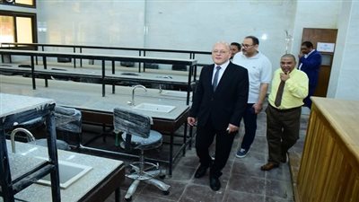 رئيس جامعة سوهاج يتابع اللمسات الأخيرة لتجهيز مبنى المعامل المركزية الأكاديمية بكلية الطب