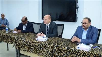رئيس جامعة سوهاج يقود اجتماعًا لتحديث المناهج الطبية وتطوير المحتوى العلمي بكلية الطب