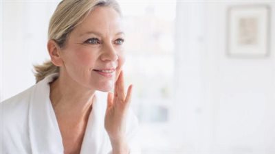 خبيرة العناية بالبشرة تقدم طرق للتخلص من البقع الداكنة