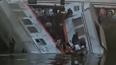 تصادم قطارين نوم وعادى أمام قرية فاقوس المنيا وسقوط عربات فى ترعة الأبراهمية وتوقف حركة القطارات 