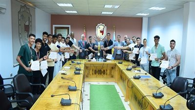 رئيس جامعة سوهاج يكرّم أبطال الرياضة ويحتفي بحصولهم علي الميداليات والكؤوس في المنافسات القمية