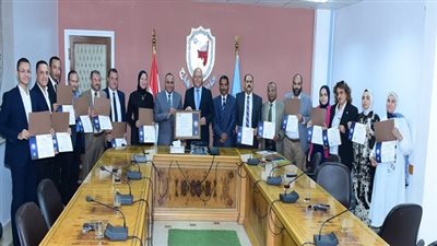 رئيس جامعة سوهاج يكرم 16 مدربًا ناجحًا في برنامج إعداد المدربين المعتمدين