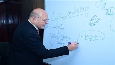 رئيس جامعة سوهاج يقدم درسًا عمليًا لطلابه حول إصابات الأعصاب الطرفية الناتجة عن حوادث السيارات