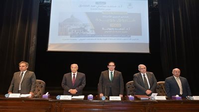 شاعر الوطن فاروق جويدة يشعل حماس طلاب جامعة القاهرة في ندوة شعرية وطنية