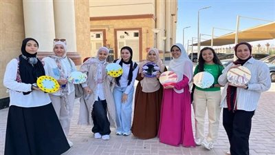 جامعة أسيوط الأهلية تنظم ورشة فنية للرسم على الخزف والمرايات لدعم المواهب الطلابية
