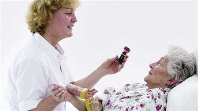 كيف تتعامل مع المسنين عند الإصابة بالبرد ؟.. استشاري يوضح 