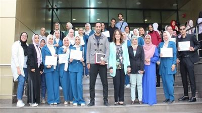 جامعة عين شمس تستعرض فنون الإخراج الصحفي وتكرم مبدعي كلية الإعلام
