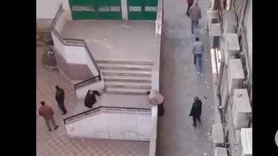  رد التعليم بعد فيديو قفز المعلمين من فوق سور المدرسة