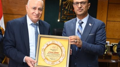  جامعة أسيوط تسلم درع الجامعة للواء ممدوح زيدان بفعاليات البرنامج التدريبي