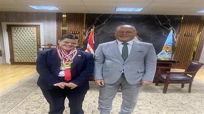 رئيس جامعة سوهاج يستضيف مدربًا من ذوي الهمم لتدريب الطلاب على 16 حرفة يدوية