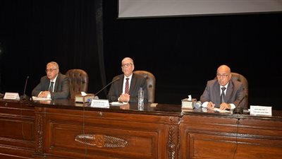 جامعة القاهرة تناقش مخاطر إدمان الإنترنت وتأثيراته على المجتمع