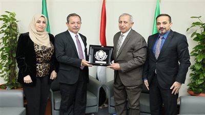 رئيس الأكاديمية العربية للعلوم والتكنولوجيا يستقبل قنصل فلسطين في مصر لتعزيز التعاون الأكاديمي