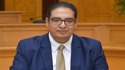 رئيس جامعة القاهرة يشيد بالإنجاز الطبي لوحدة جراحة التجميل بمستشفي قصر العيني