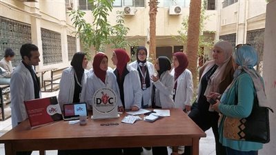 طلاب جامعة حلوان يحاكون مركز المعلومات الدوائية بكلية الصيدلة