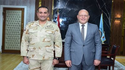 رئيس جامعة سوهاج يهنئ مدير إدارة التربية العسكرية الجديد ويشيد بجهود سابقيه