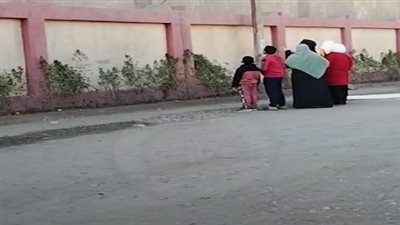 أولياء الأمور يلقنون طلاب الشهادة الإعدادية في المنوفية الإجابات أثناء الامتحان