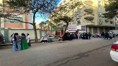 بدء توافد طلاب الشهادة الإعدادية لاداءامتحانات نصف العام في يومها الأخير