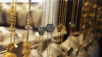 أسعار الذهب اليوم الإثنين في الصاغة.. عيار 21 يصل لـ3765 جنيهًا