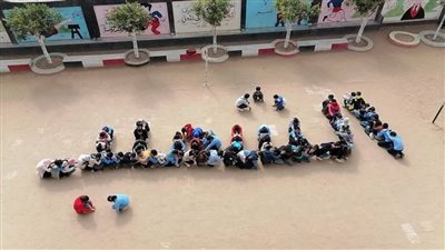 بالصور.. طلاب مدرسة الشهيد إبراهيم السقا يرسمون أسم الشهيد عبدالمنعم رياض يأجسادهم