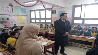 مدير تعليم سوهاج يتابع انتظام الدراسة بمدارس المحافظة