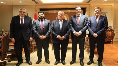 لقاء وزير التعليم العالي بوفد جامعة إيست إنجليا لتعزيز التعاون الأكاديمي