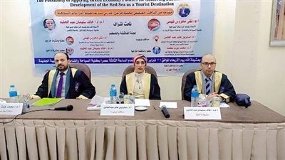 رئيس جامعة الأقصر تشارك في مناقشة رسالتين دكتوراه بكلية السياحة والفنادق