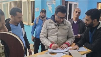 عاجل..إقالة مدير مستشفى بسوهاج بسبب طالب جامعى..والصحة الإطباء راحوا فين 