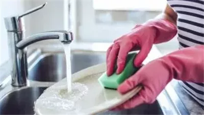 هل تؤجر الزوجة على غسل المواعين.. الإفتاء تكشف ثواب الأعمال المنزلية