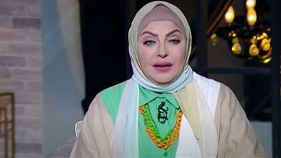 ميار الببلاوي تبكي على الهواء وتتحدث عن ارتباطها بسلسلة تحمل صورة والدتها