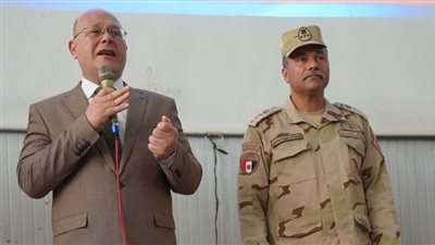 رئيس جامعة سوهاج والمستشار العسكري يتفقدان دورات التربية الوطنية ويشيدان بدور الفتاة المصرية