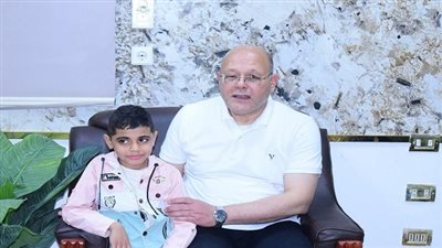 رئيس جامعة سوهاج يستجيب لاستغاثة أسرة طفل مصاب بضمور العضلات