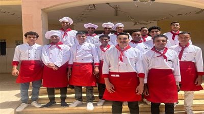 طبق صحي في الأسبوع الأخضر داخل جامعة الأقصر من طلاب السياحة والفنادق