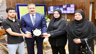 محافظ المنوفية يكرم أسرة مدير إدارة الباجور الراحل تقديرًا لعطائه التربوي