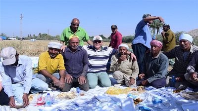 جامعة سوهاج تُسهم في تعزيز الأمن الغذائي: حصاد القمح وتطوير المزارع