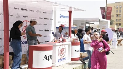 طلاب جامعة عين شمس يتوافدون على معرض صنع في مصر لدعم المنتج المحلي