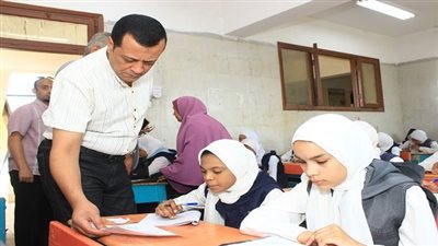 مدير تعليم سوهاج يتابع امتحانات الفصل الدراسي الثاني لضمان الانضباط وتكافؤ الفرص