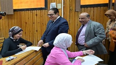 جولة مفاجئة لرئيس جامعة القاهرة لمتابعة امتحانات آخر العام في 3 كليات 