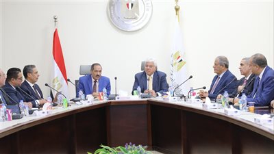 وزير التعليم العالي يعقد اجتماعًا مع أعضاء اللجنة العليا لاختيار عمداء المعاهد العليا الخاصة
