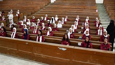 جامعة حلوان تدعم الانتماء الوطني بتوزيع تيشيرتات التربية الوطنية على الطالبات