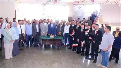 رئيس جامعة سوهاج يشاهد إبداعات تخرج طلاب كلية الهندسة