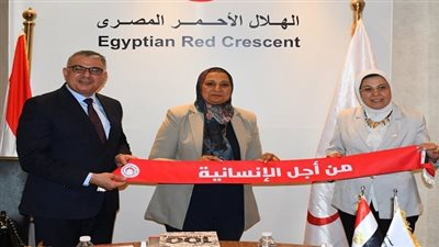 جامعة عين شمس تدعم العمل الإنساني بزيارة رسمية للهلال الأحمر المصري