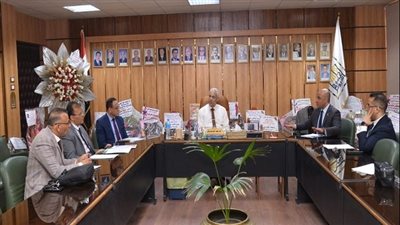 جامعة أسيوط تعقد اجتماع مجلس إدارة مركز التعليم الإلكتروني لدعم التحول الرقمي