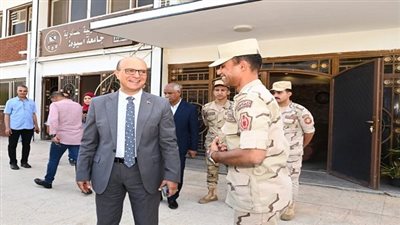 رئيس جامعة أسيوط يتفقد برامج التربية العسكرية لتعزيز الانضباط الوطني