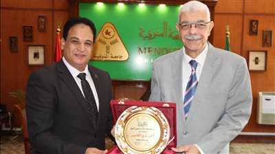 تكريم رئيس جامعة المنوفية خلال الإحتفال بتكريم أوائل الشهادات العامة بنوعية المنوفية 