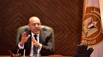 وزير العمل يوجه بالتحقيق في وفاة رضيعة على ذراع أمها العاملة داخل شركة نسيج