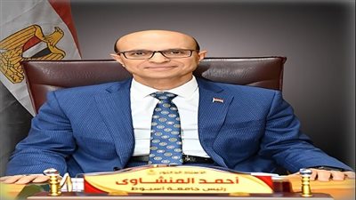 رئيس جامعة أسيوط يمنح أول طالبة كفيفة بكلية التجارة منحة دراسية كاملة