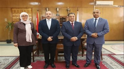 رئيس جامعة جنوب الوادي يهنئ الدكتور أشرف موسى نائب رئيس الجامعة لشئون التعليم والطلاب